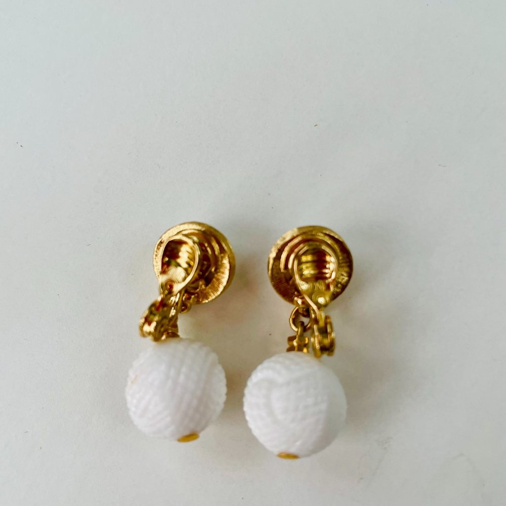 VNT Monet signed drop bead earrings and VNT matching white necklace - Picture 6 of 6